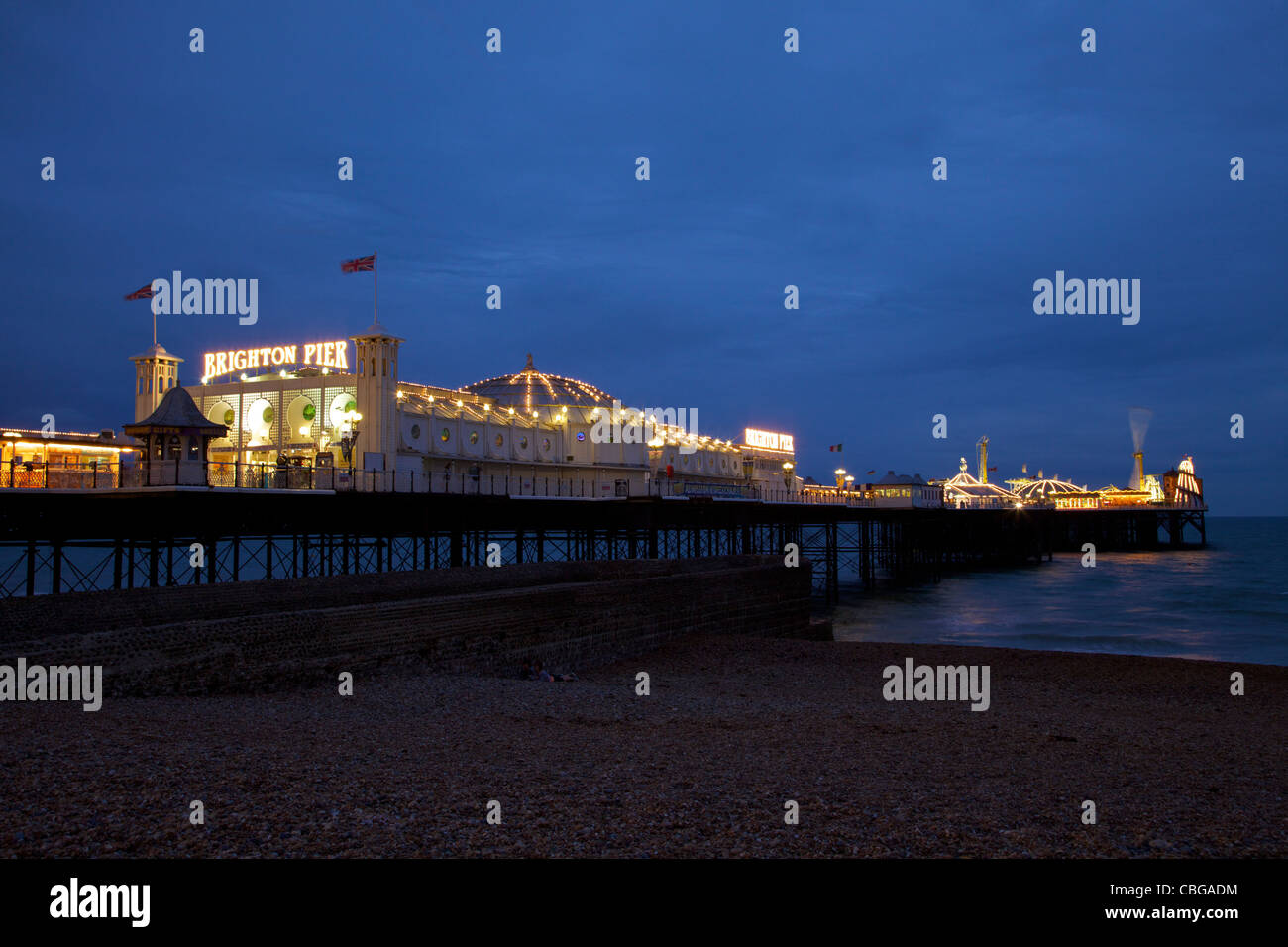 Il Brighton Pier al crepuscolo, West Sussex, in Inghilterra, UK, Regno Unito, GB Gran Bretagna, Isole britanniche, Europa UE Foto Stock