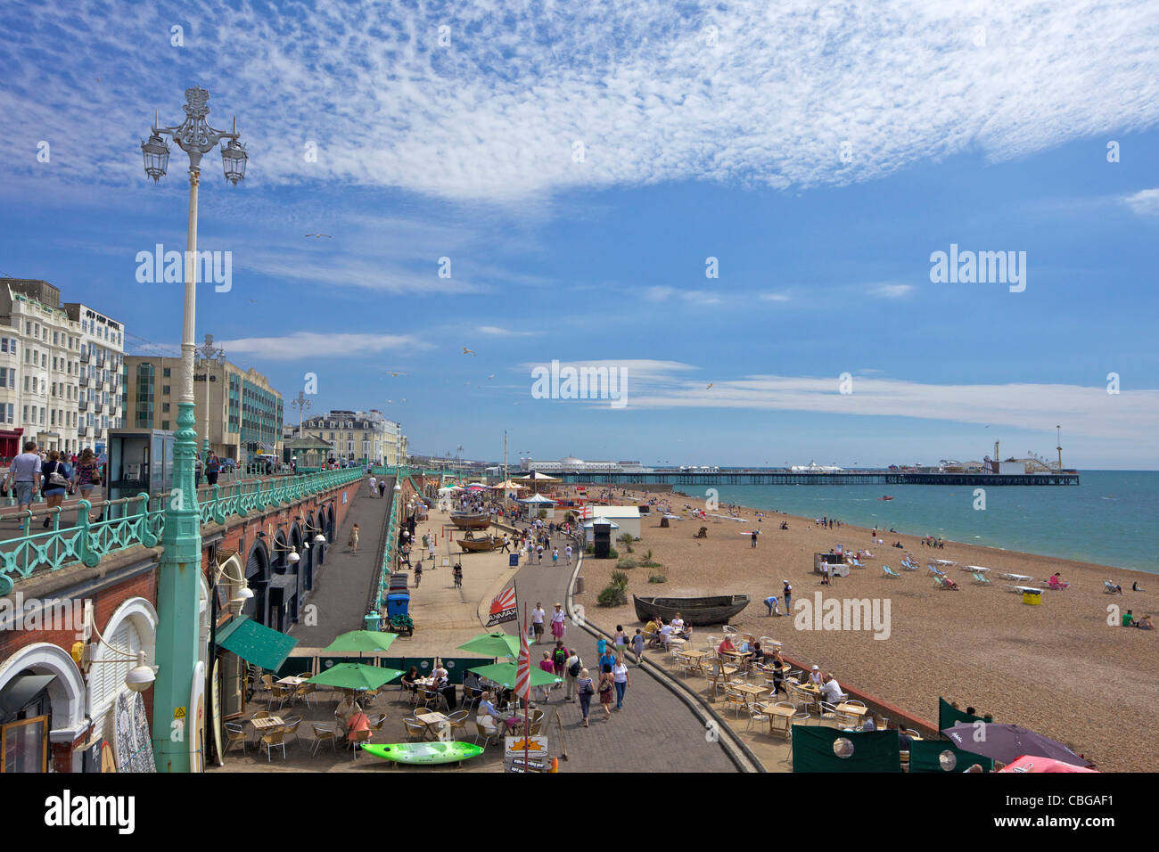 Il lungomare e il molo in estate il sole, Brighton West Sussex, in Inghilterra, UK, Regno Unito, GB Gran Bretagna, Isole britanniche, Foto Stock