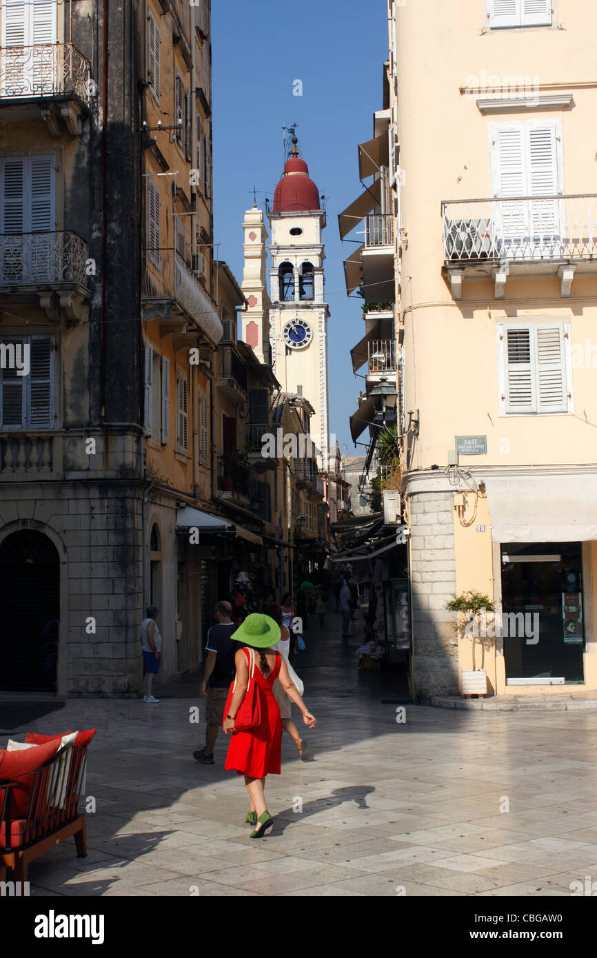 Un ben vestito donna a piedi attraverso Corfu Old Town. Greco di CORFU ISOLA del mar Ionio. Foto Stock