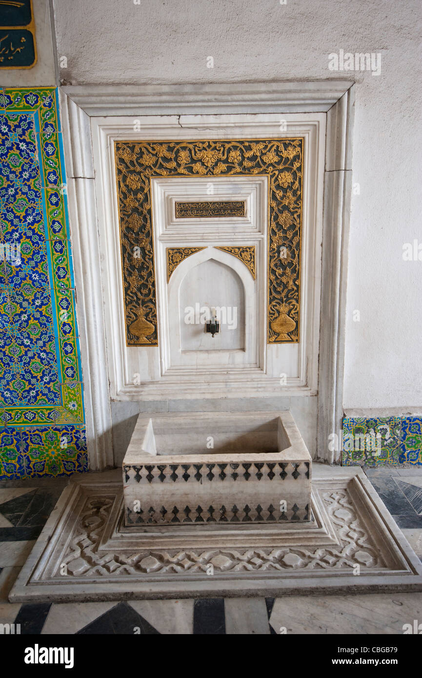 Ornato lavabo al di fuori della sala del Trono di Palazzo Topkapi a Istanbul Turchia Foto Stock