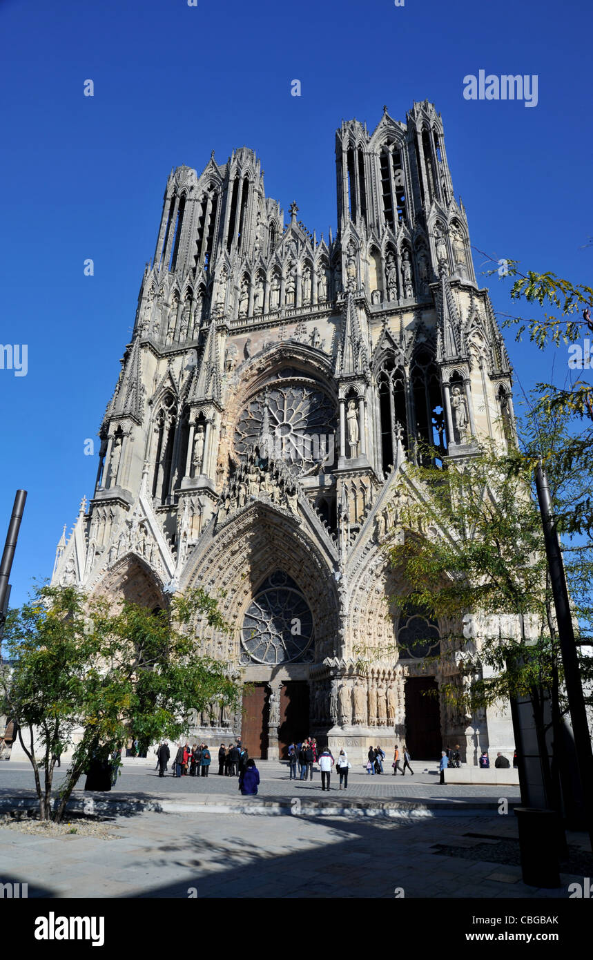 Reims gotica Cattedrale di Notre Dame - Nostra Signora di Reims - nella  regione di Champagne di Francia, costruito nel XVI secolo XIII secolo Foto  stock - Alamy