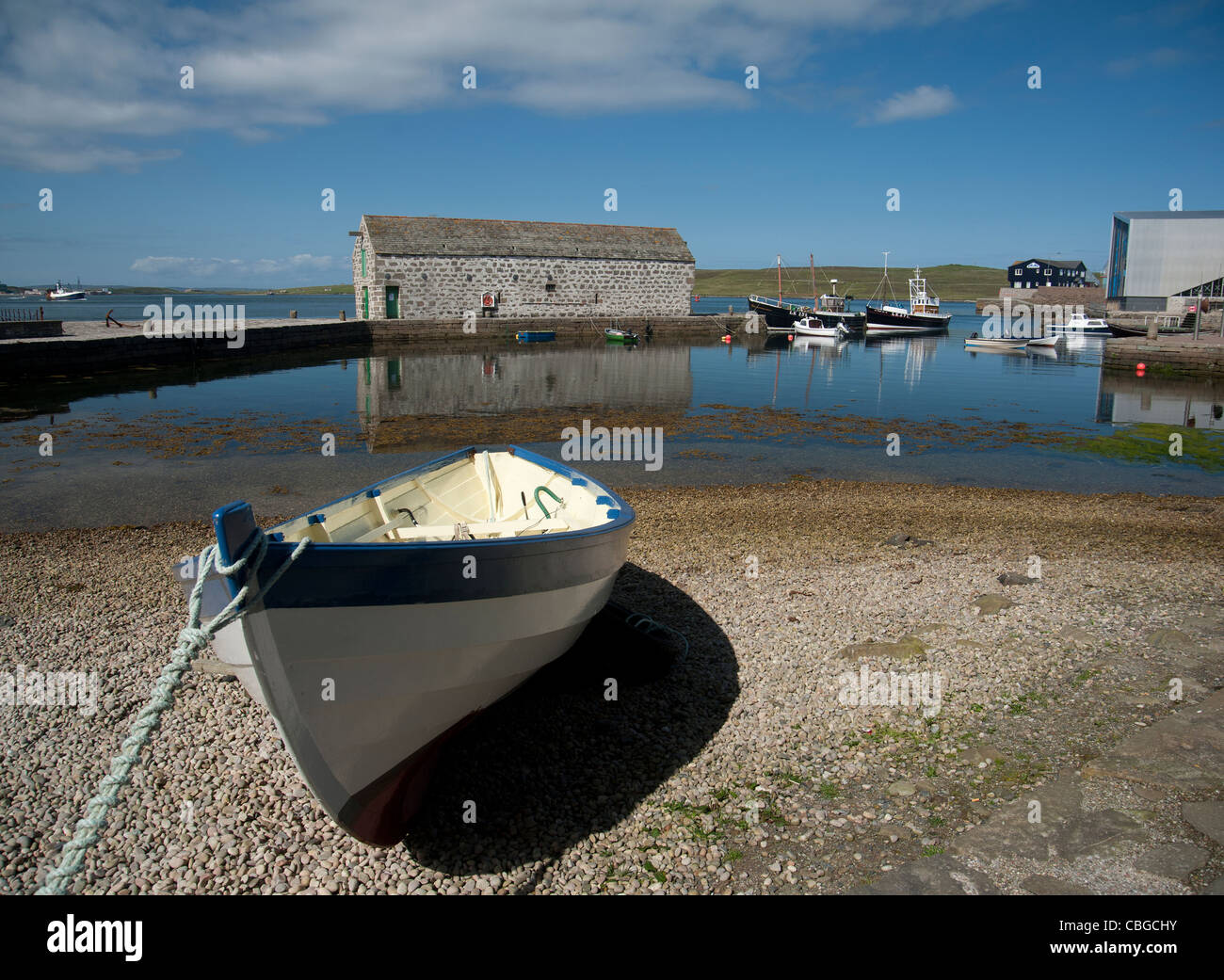 Il Fieno di dock di fronte al Museo di Lerwick, isole Shetland, Scozia. SCO 7777 Foto Stock