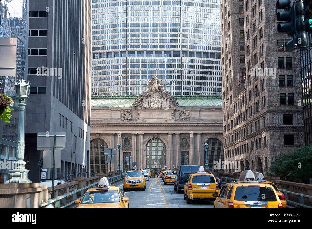 I taxi di fronte alla Grand Central Station di New York City Foto Stock