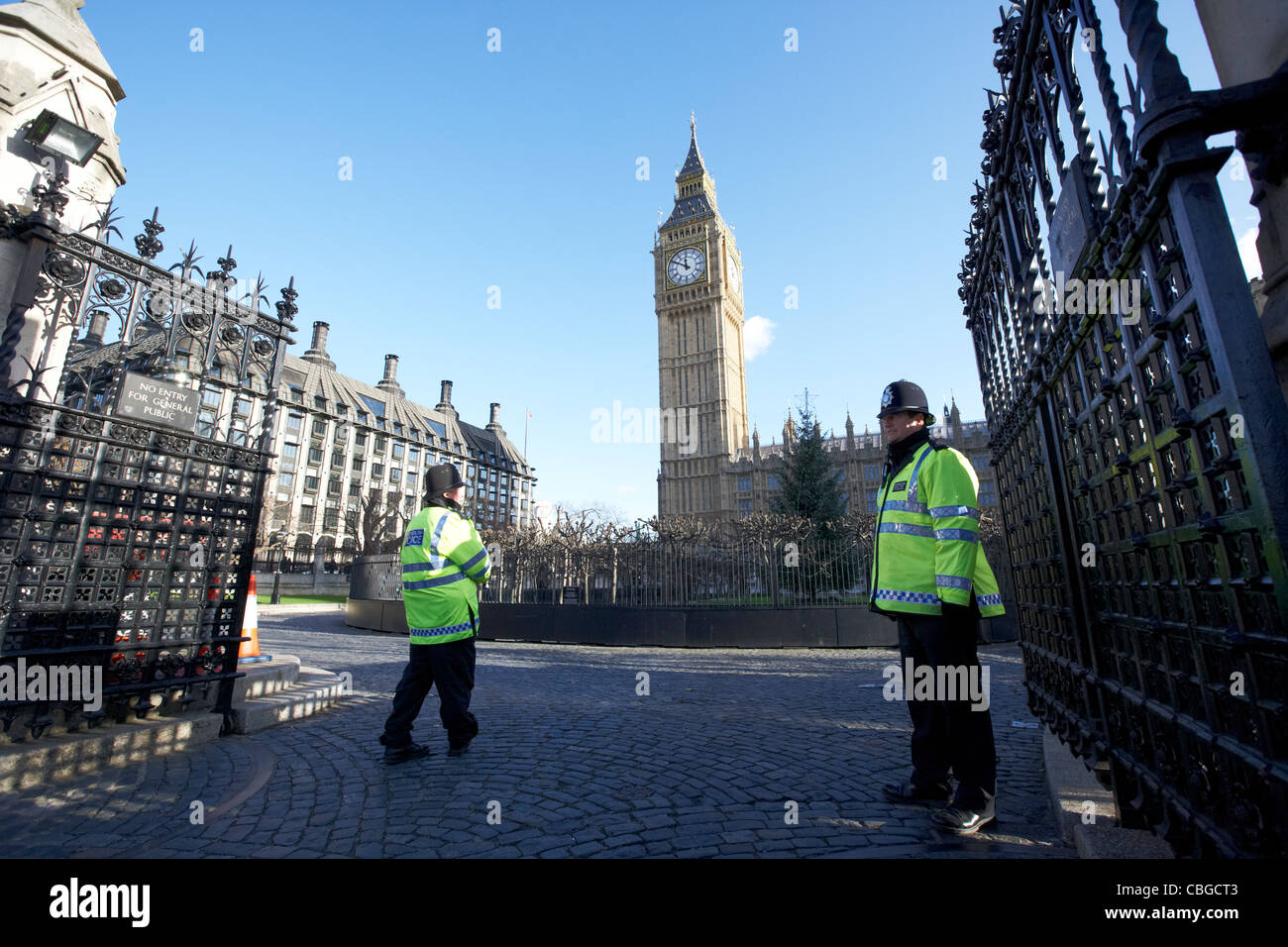 Metropolitan gli ufficiali di polizia a guardia della casa del parlamento Londra Inghilterra Regno Unito Regno Unito Foto Stock