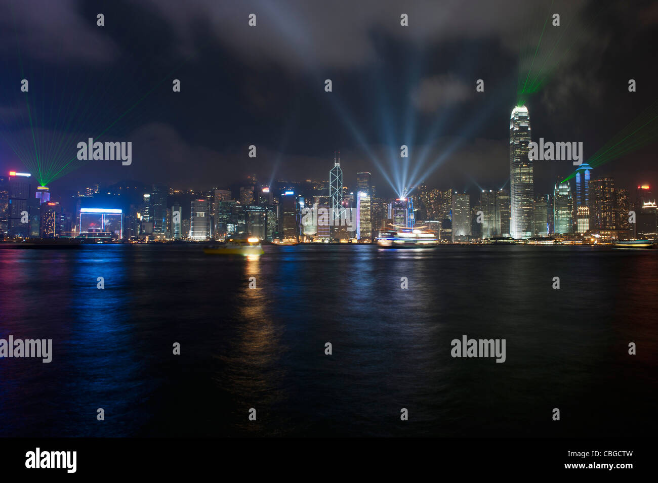 Cina, Hong Kong, Cityscape attraverso acqua a notte Foto Stock
