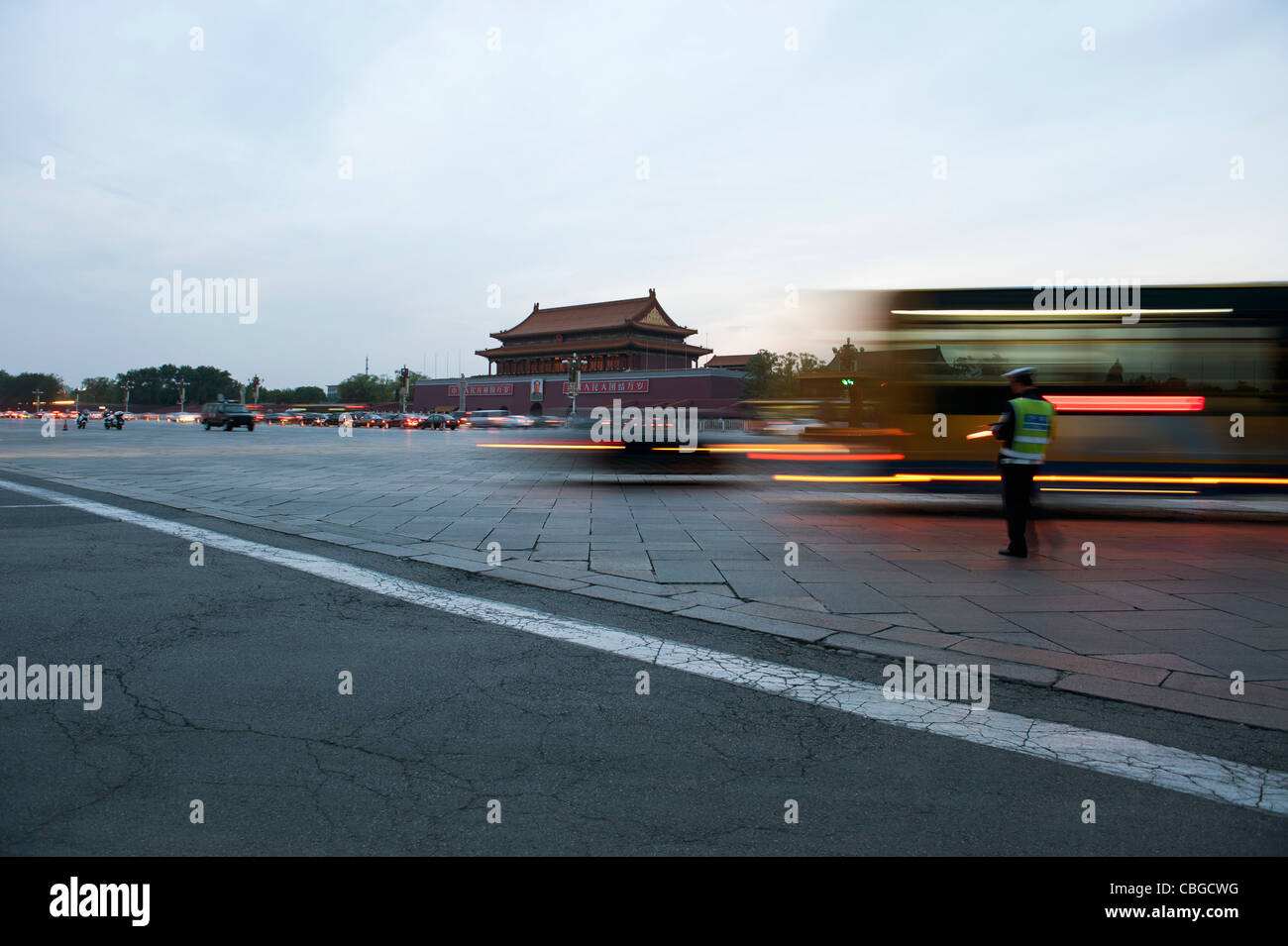 Vigile accanto a traffico in movimento in Piazza Tiananmen, Pechino Foto Stock