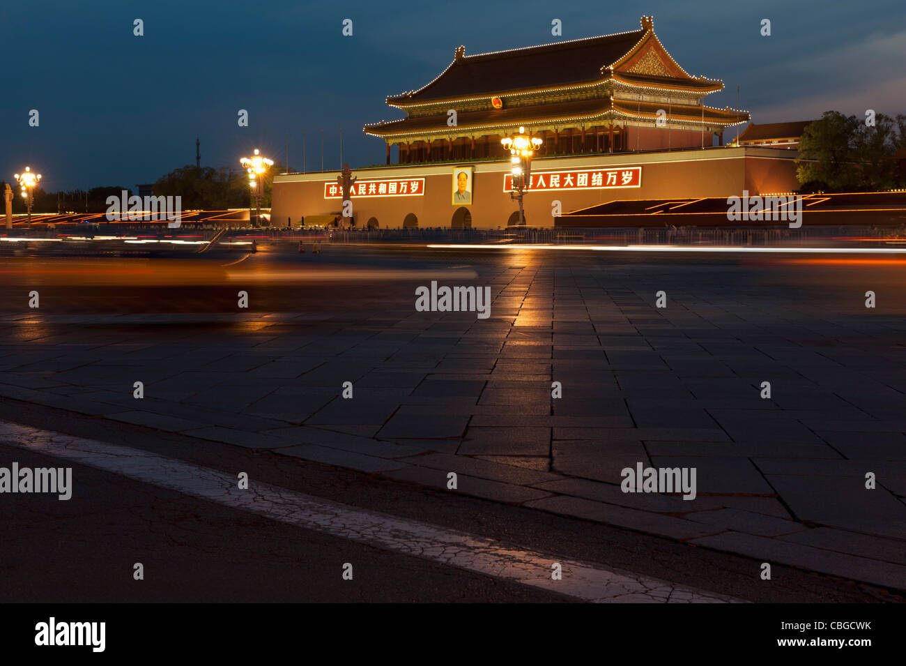Il traffico in movimento presso la porta della pace celeste in piazza Tiananmen a Pechino, Cina Foto Stock