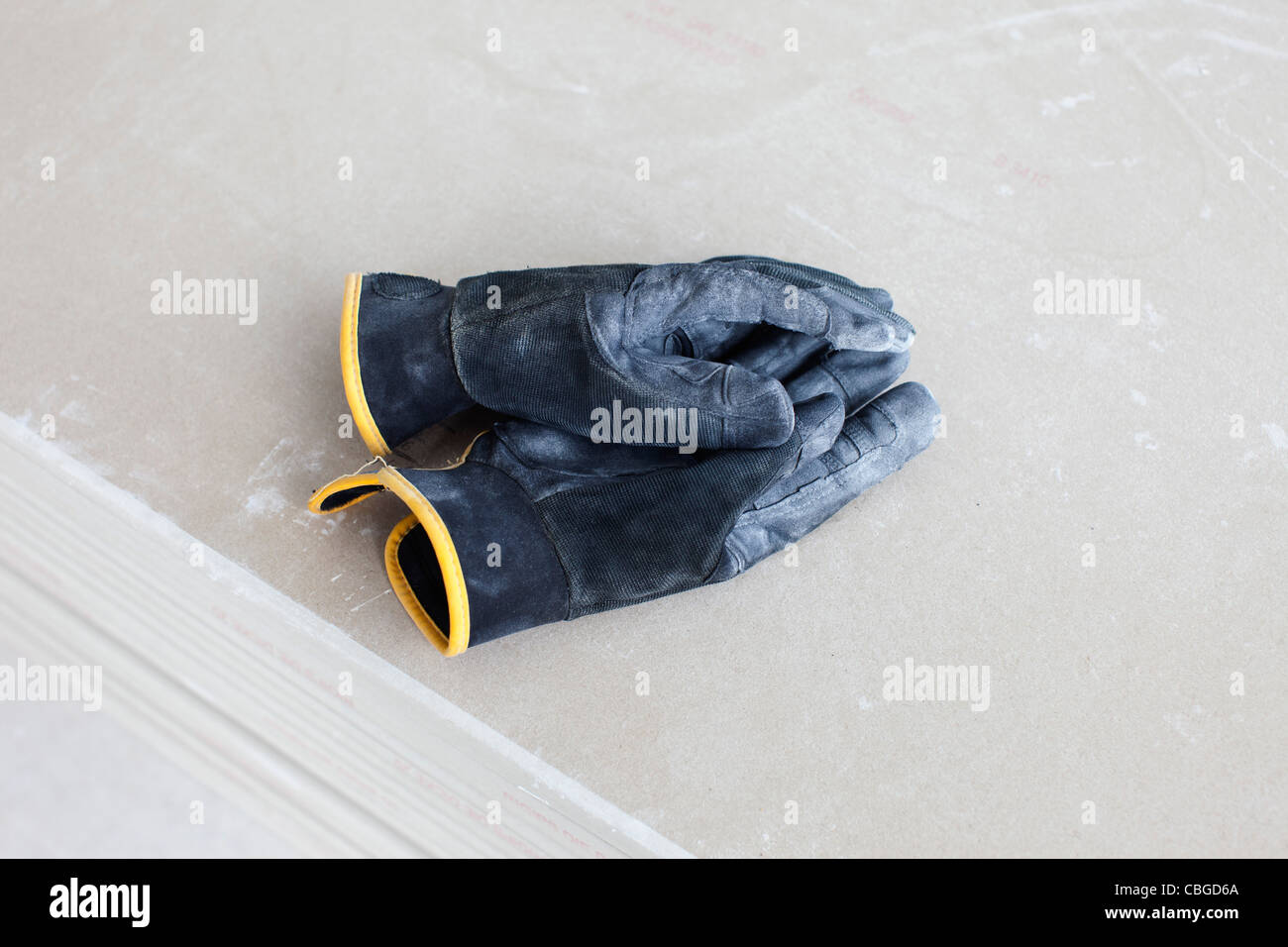 Guanti da lavoro sulla parte superiore di ciascun altro Foto Stock