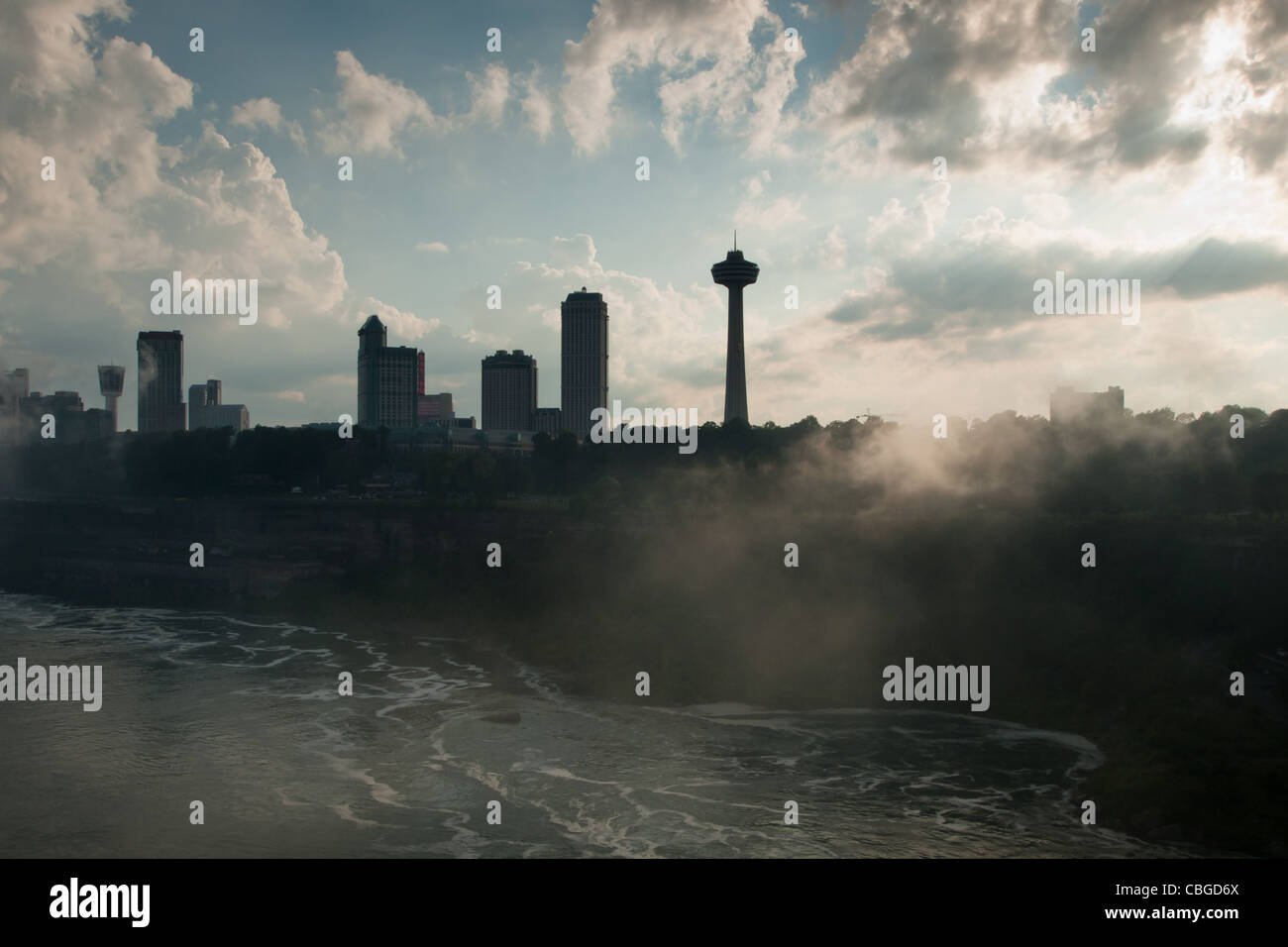 Skylon Tower presso le cascate del Niagara. Vista dal lato di noi. Foto Stock
