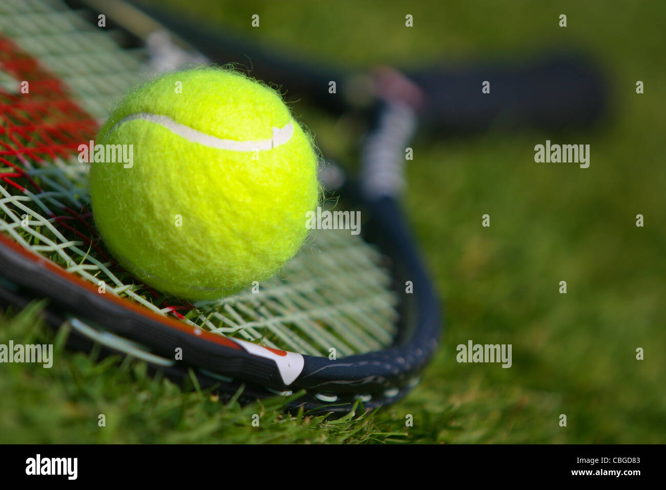 Immagini astratte di attrezzature sportive. Racchetta da Tennis e sfera Foto Stock