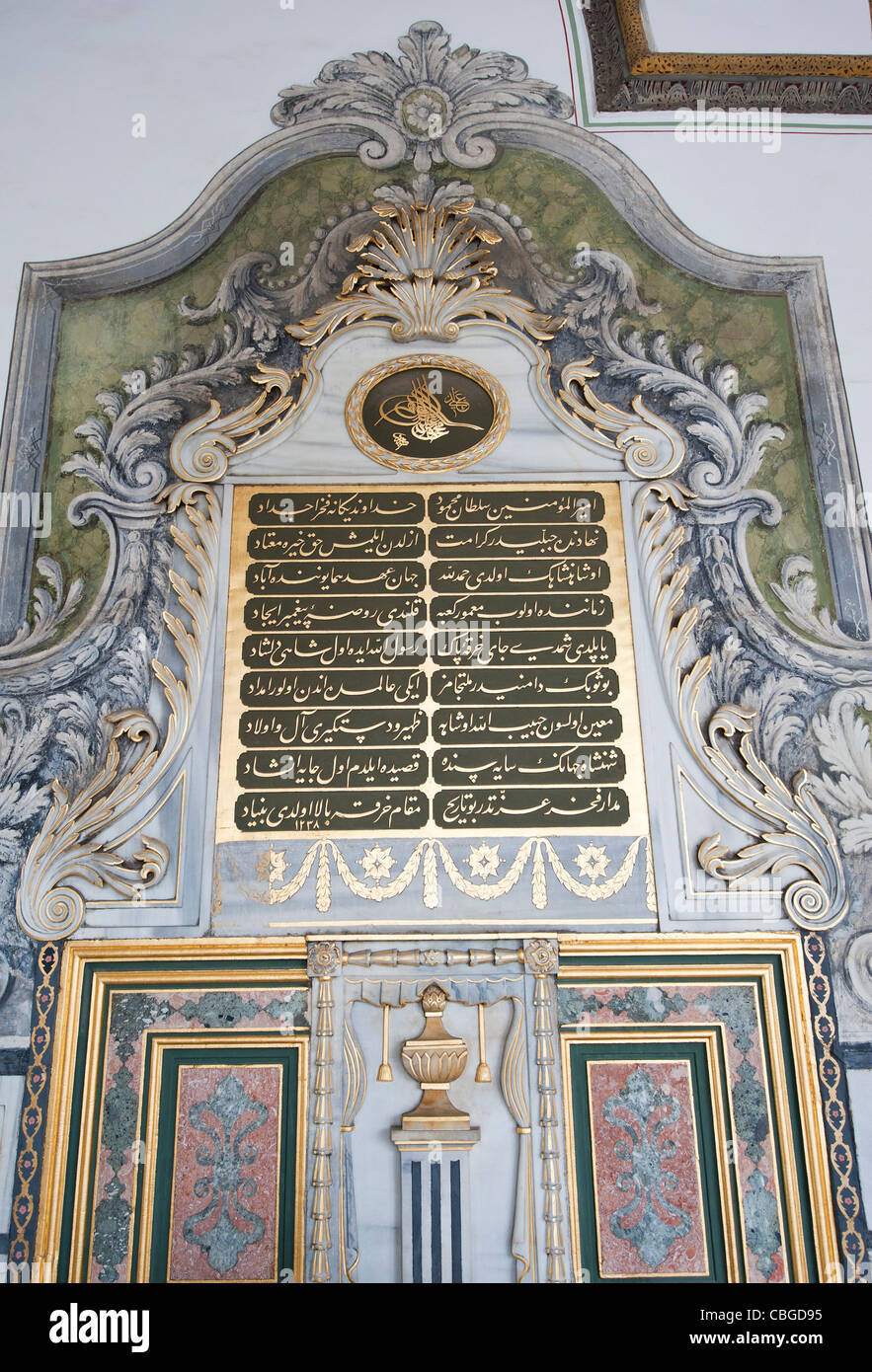 Scrittura ornati di profeti islamici nomi su una parete a Palazzo Topkapi a Istanbul Turchia Foto Stock