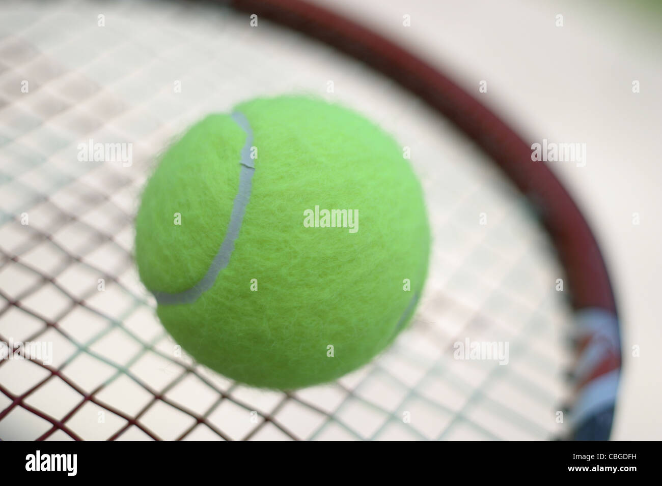 Immagini astratte di attrezzature sportive. Racchetta da Tennis e sfera Foto Stock