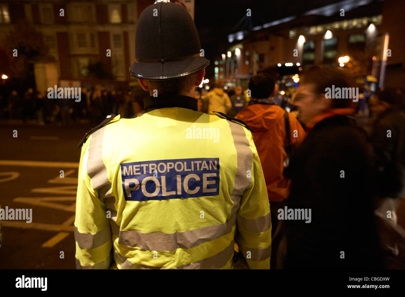 La metropolitan police officer per le strade di Londra di notte England Regno Unito Regno Unito Foto Stock