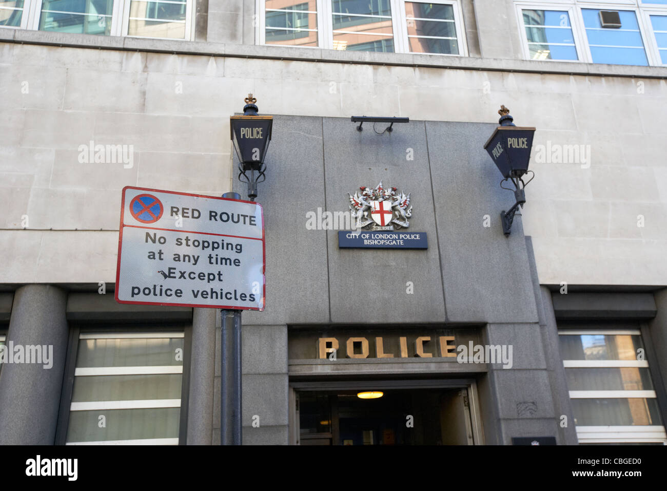 Percorso rosso segno al di fuori della città di Londra bishopsgate stazione di polizia di Londra Inghilterra Regno Unito Regno Unito Foto Stock