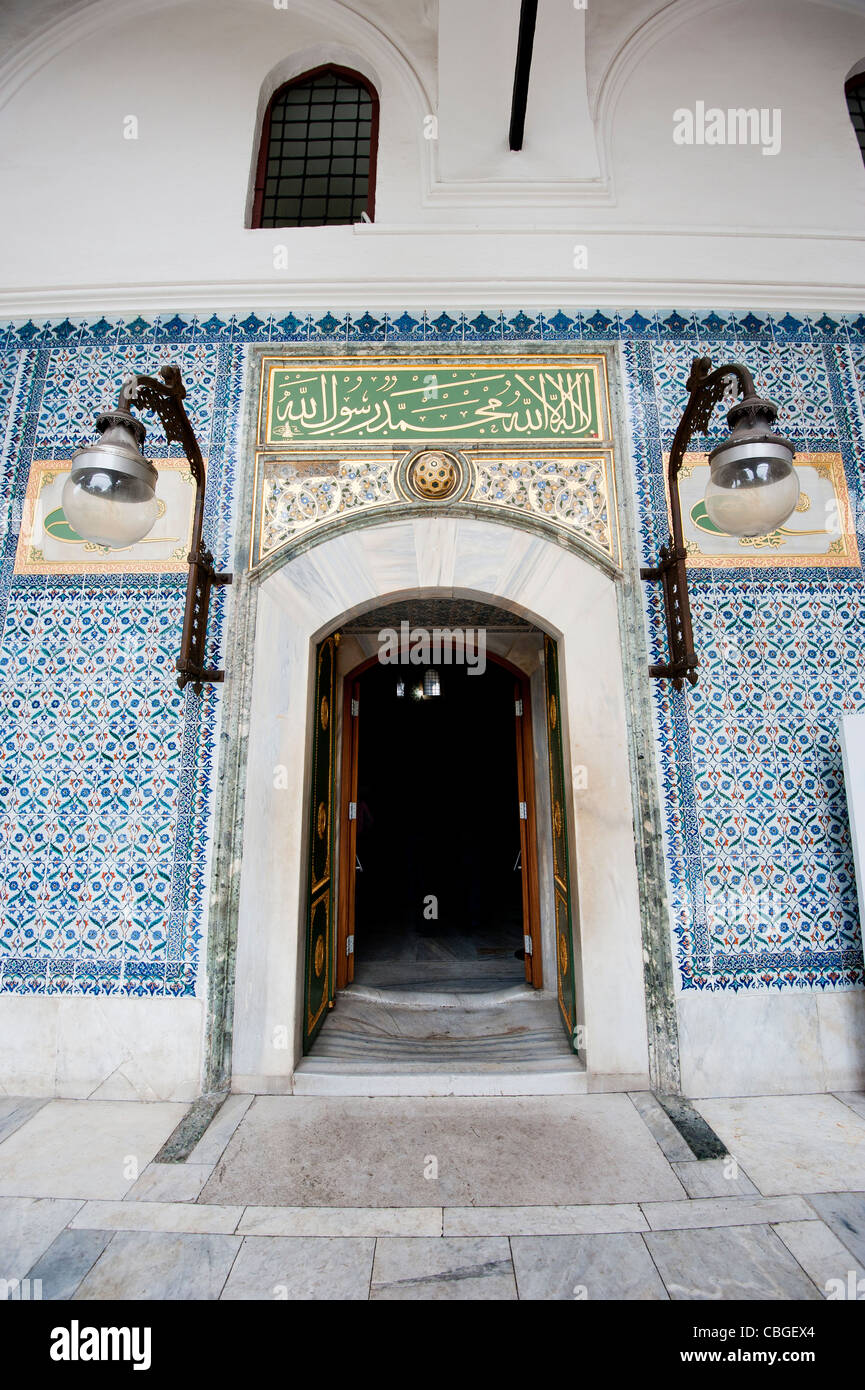 Ornato portale ad arco con scrittura islamica presso il Palazzo di Topkapi ad Istanbul in Turchia Foto Stock