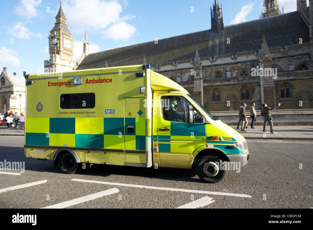 Londra servizio ambulanza a veicolo in marcia oltre le case del parlamento Inghilterra Regno Unito Regno Unito Foto Stock