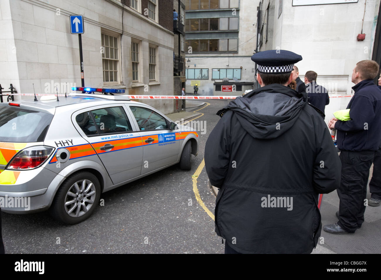 La metropolitan police officer e veicolo parcheggiato al cordone interno dell'incidente in Londra England Regno Unito Regno Unito Foto Stock