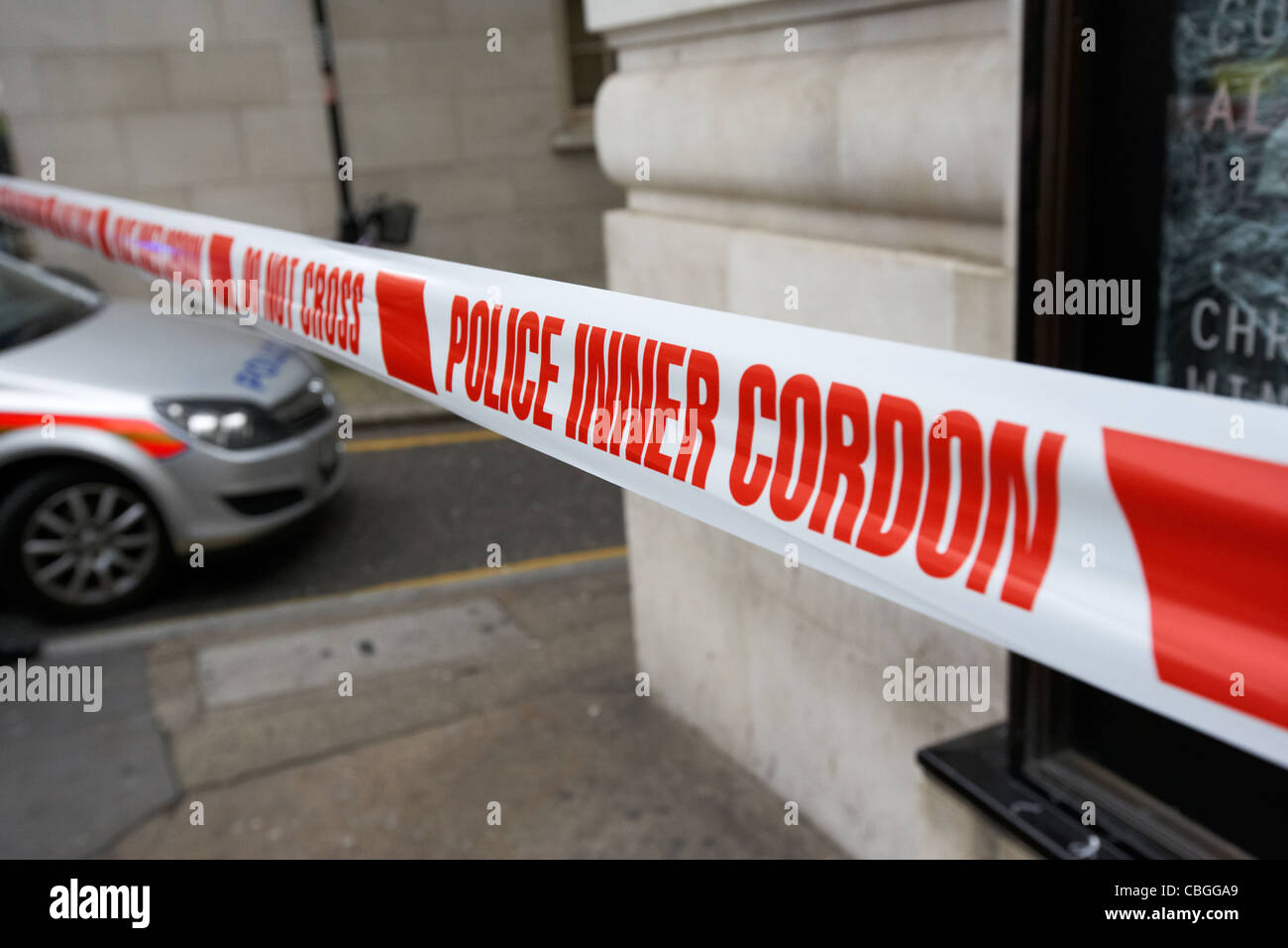 La polizia di cordone interno il nastro non si incrociano in incidente in Londra England Regno Unito Regno Unito Foto Stock