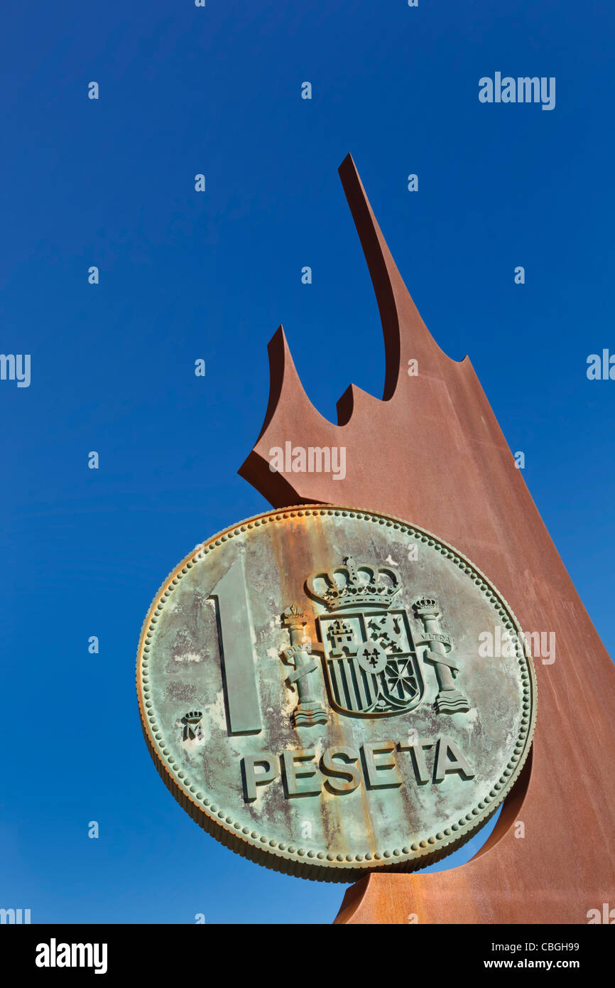 Monumento a la peseta spagnola, Los Boliches, Fuengirola, provincia di Malaga, Costa del Sol, Spagna. Foto Stock