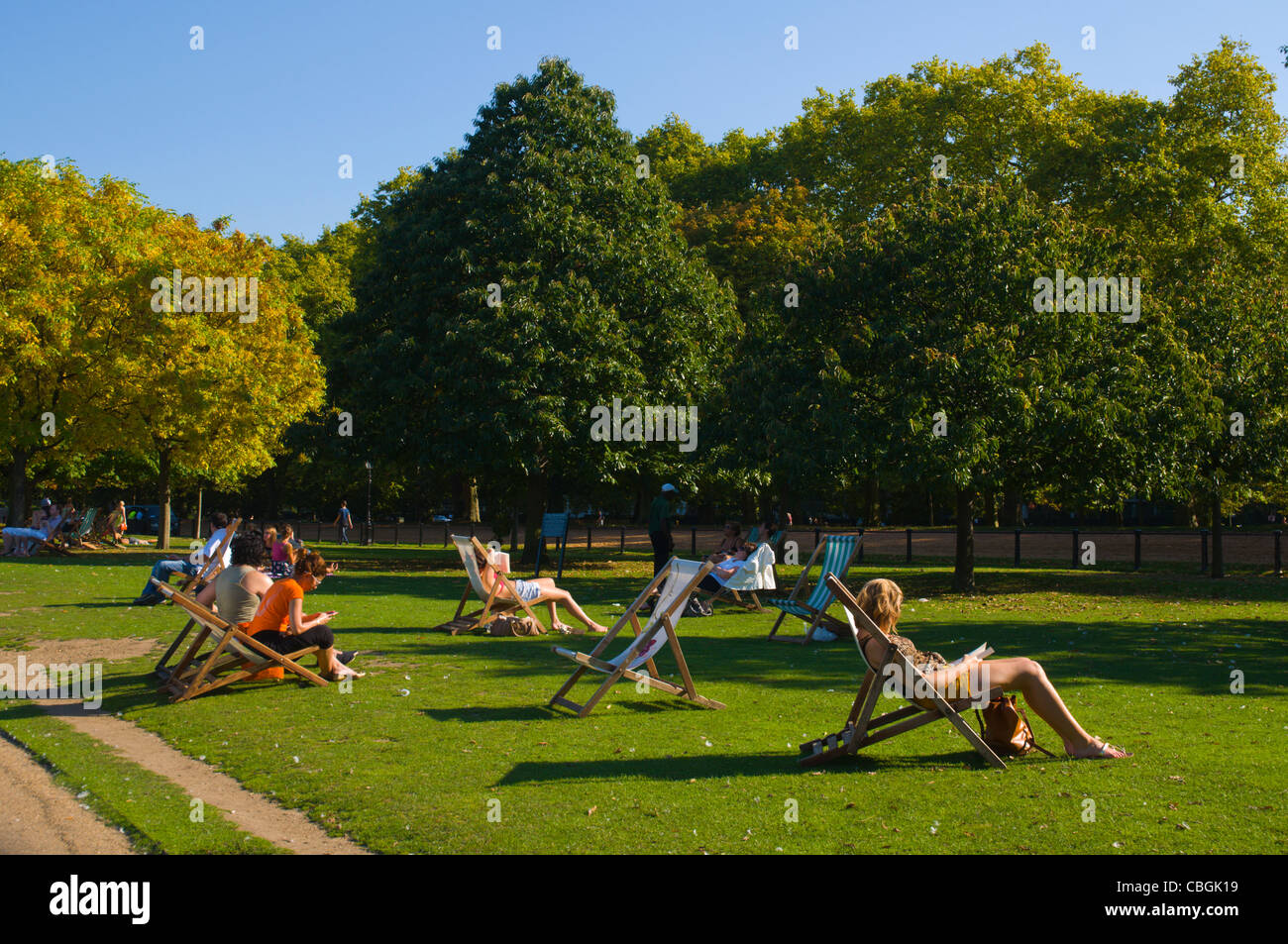 La gente a prendere il sole su ultimo giorno del mese di settembre in Hyde Park Central Londra Inghilterra Regno Unito Europa Foto Stock