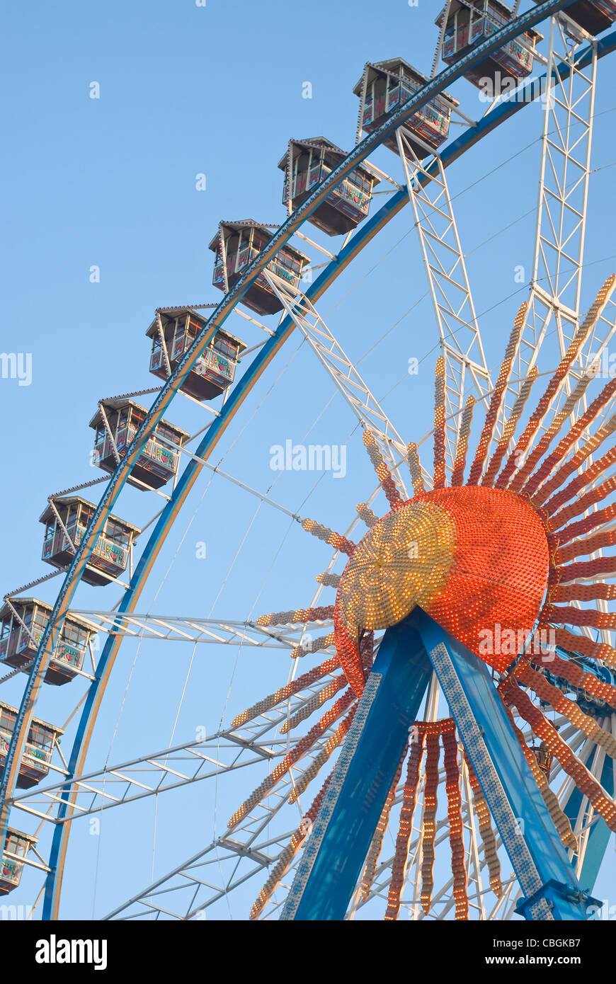 Grande ruota panoramica Ferris con gondole e luci elettriche Foto Stock