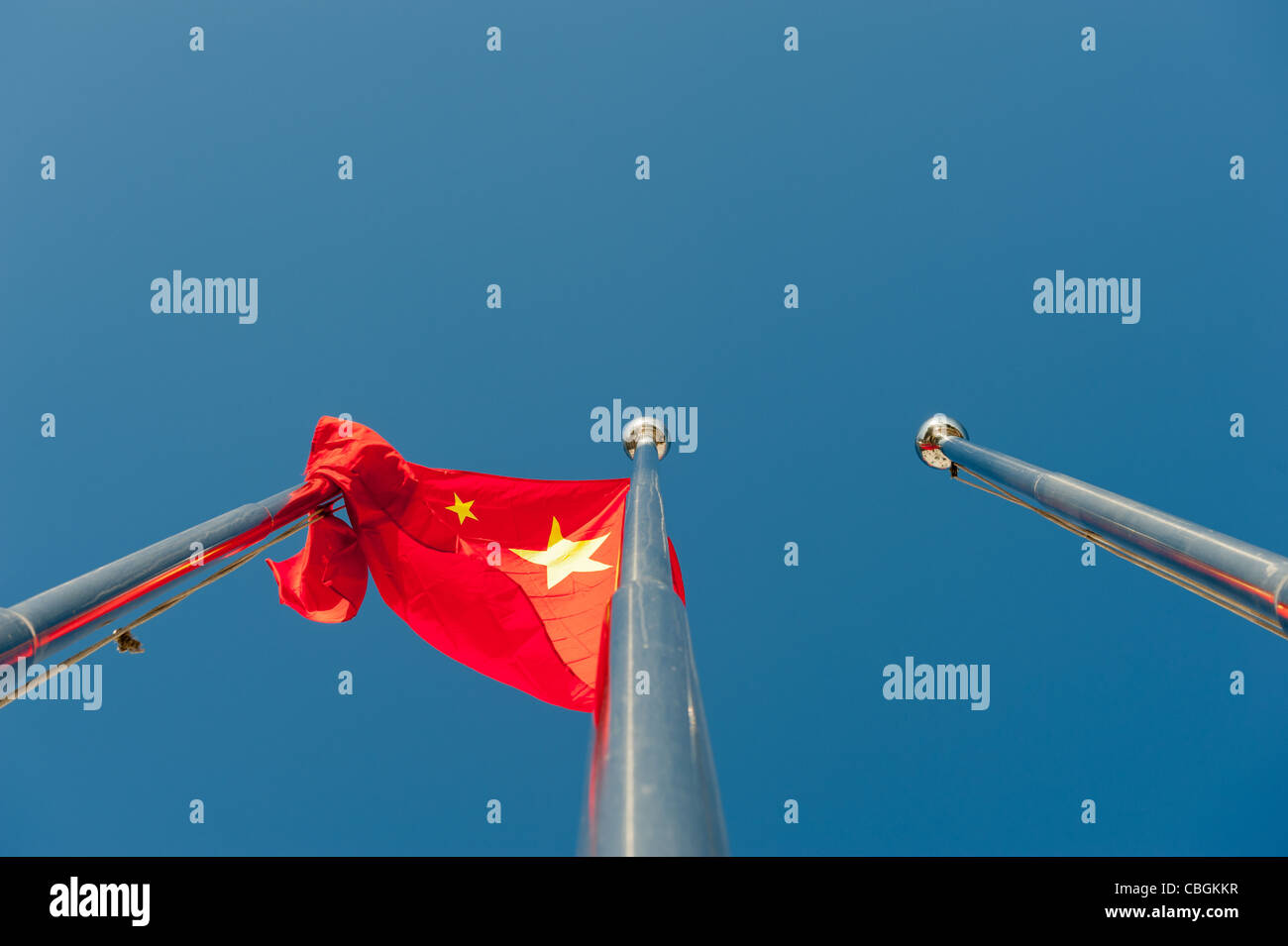 Bandiera cinese sventolare nel vento contro un cielo blu Foto Stock