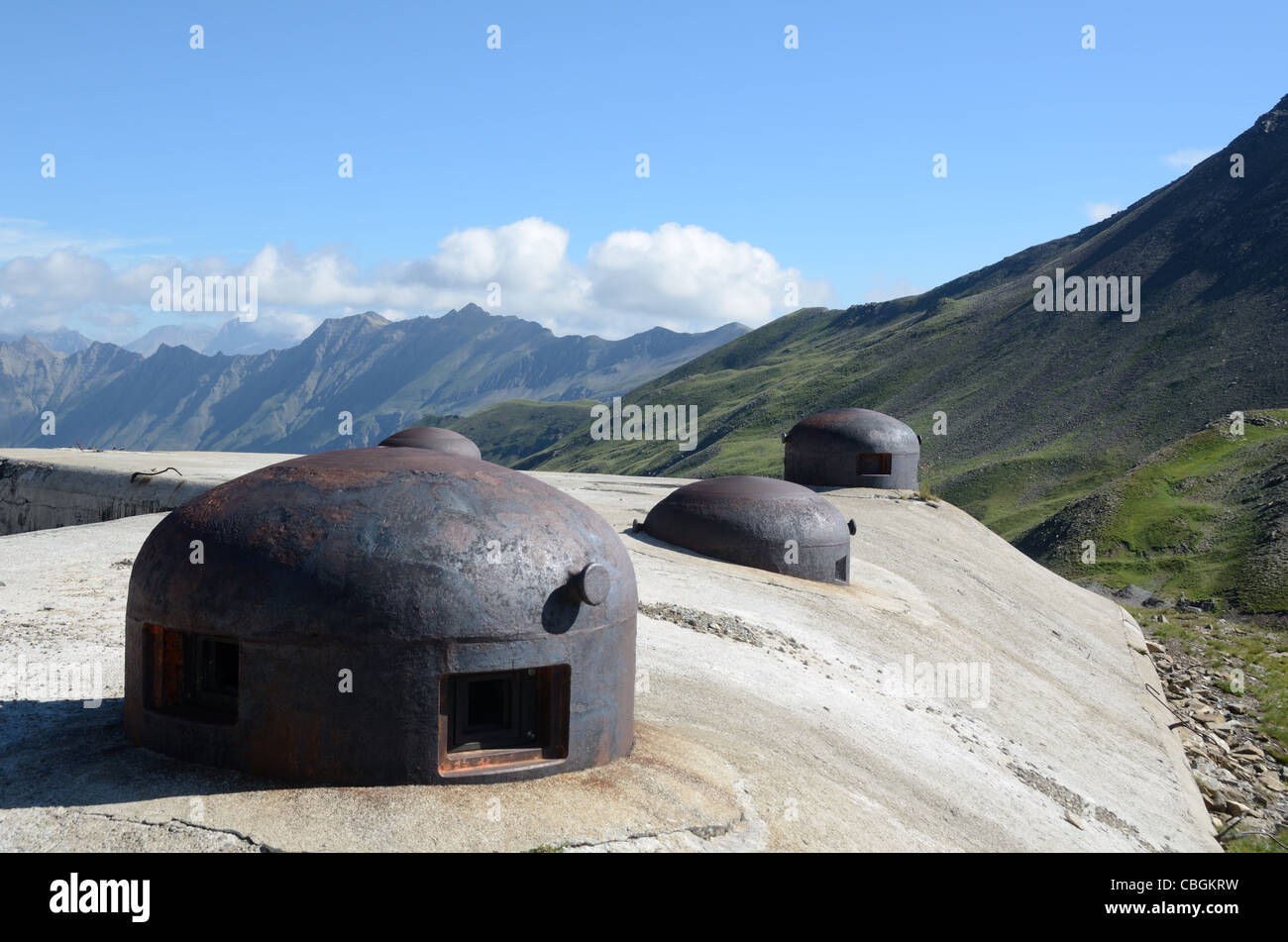 Bunker Maginot Line o torrette Machine Gun con chiodi di metallo, Route de la Bonette, vicino a Camp des Fourches, confine franco-italiano, Alpi francesi Foto Stock