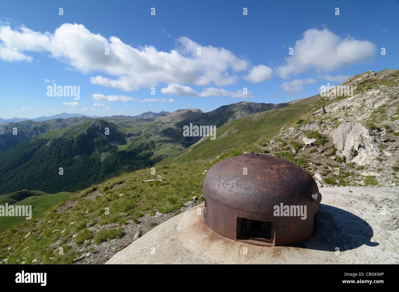 Maginot Line Bunker o Metal Machine Gun Turret sulla Route de la Bonette vicino al confine francese-italiano, Alpes-Maritimes, Francia Foto Stock