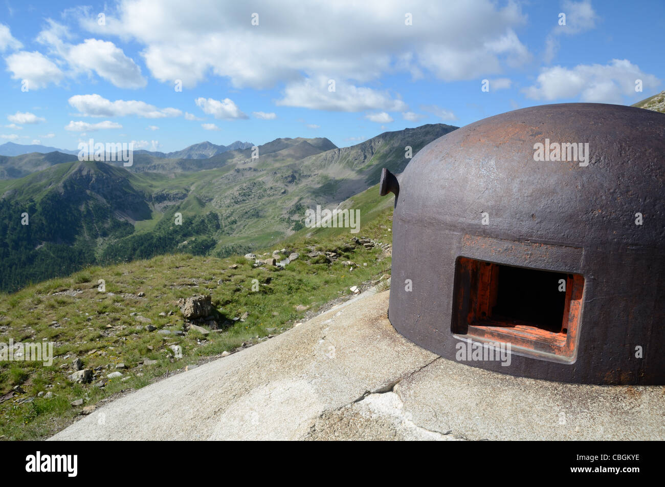 Linea Maginot Bunker & torre di osservazione, Route de la Bonette, vicino all'accampamento militare de Fourches, Alpes-Maritimes, Francia Foto Stock