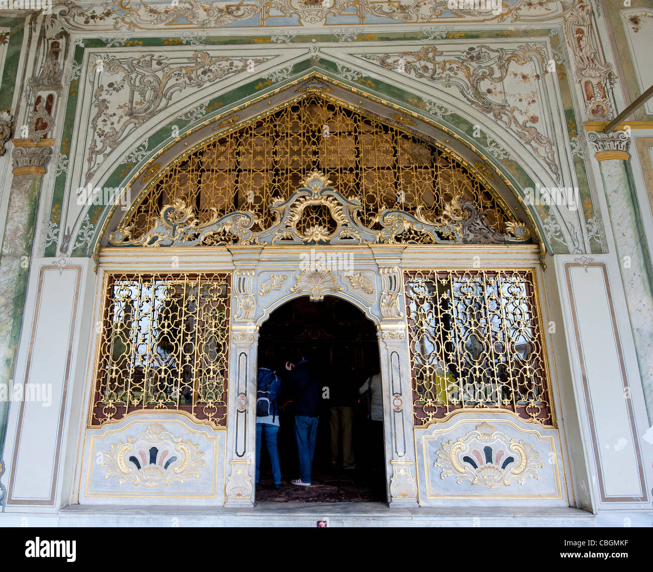 Ornato portale ad arco con golden lamiera presso il Palazzo di Topkapi ad Istanbul in Turchia Foto Stock