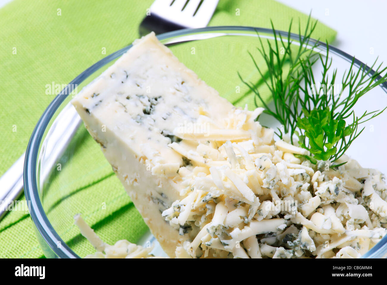 Blue formaggio grattugiato in una ciotola di vetro Foto Stock