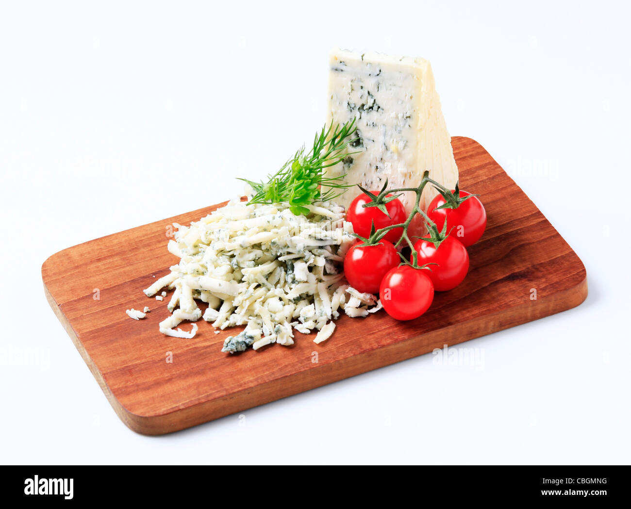 Formaggio blu e pomodori freschi su un tagliere Foto Stock