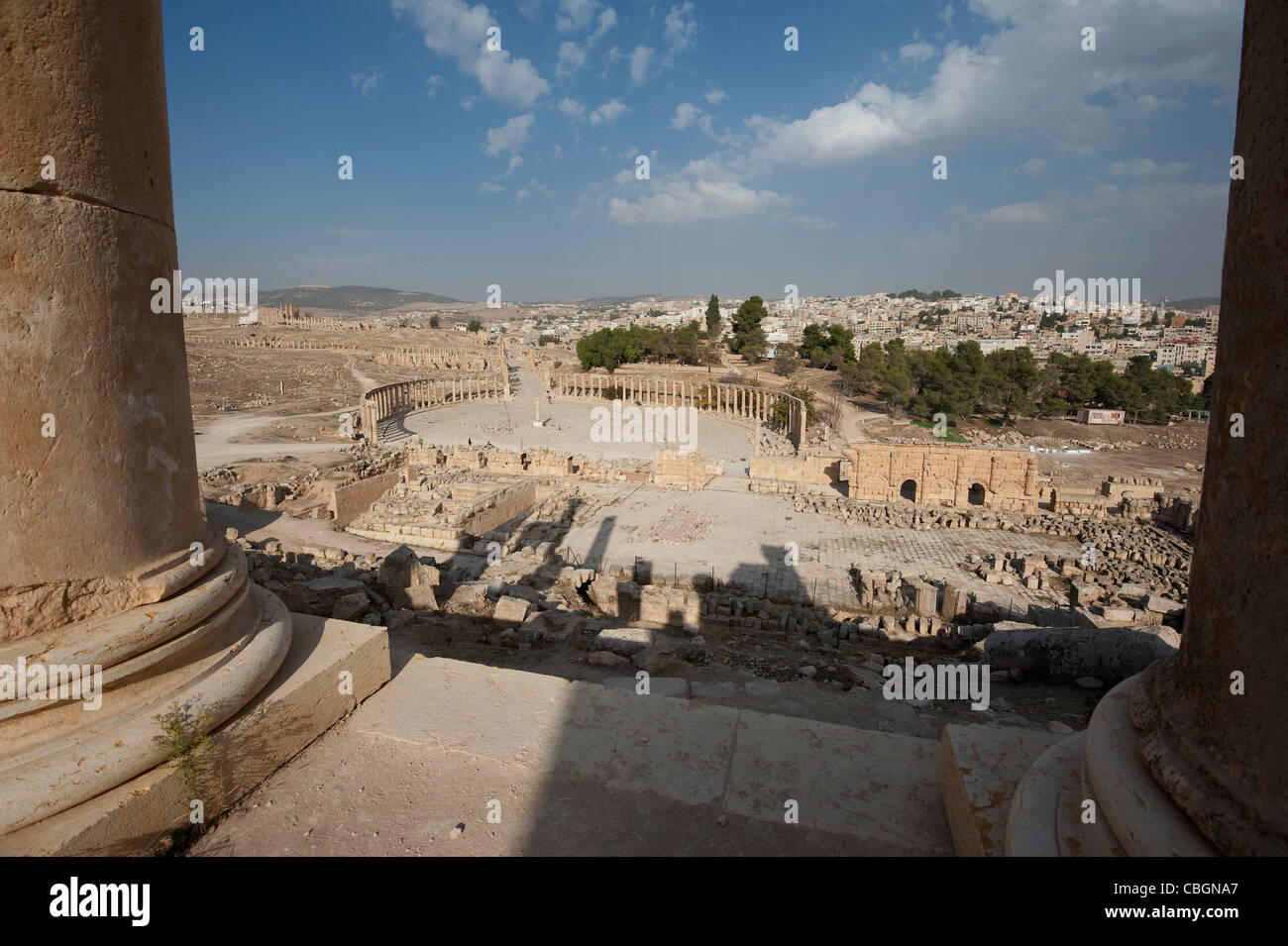 Vista del plaza a Jerash dal Tempio di Zeus Foto Stock