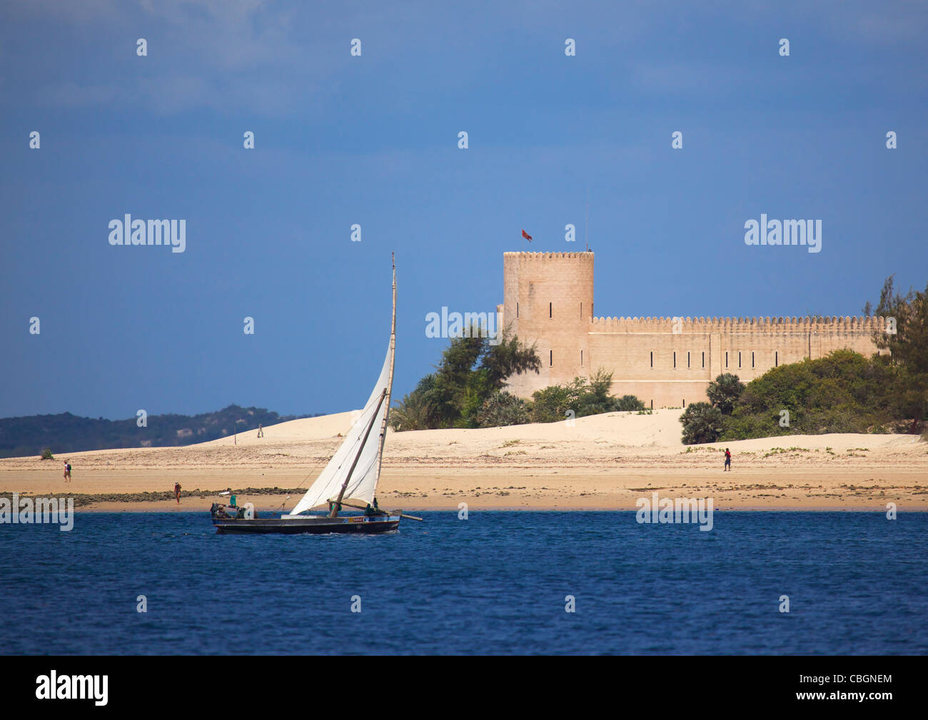 Un dhow vele vicino a Lamu costa , con vista sul Fort in background Foto Stock