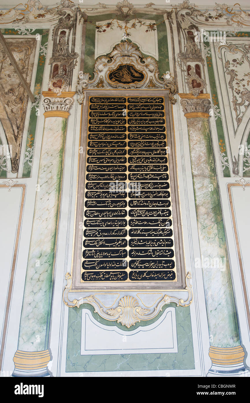 Scrittura ornati di profeti islamici nomi su una parete a Palazzo Topkapi a Istanbul Turchia Foto Stock