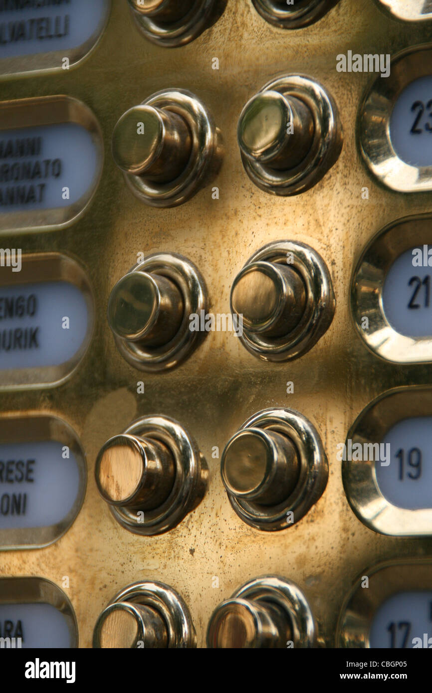 Close up di pulsanti campanello in blocco di appartamenti in Italia Foto Stock