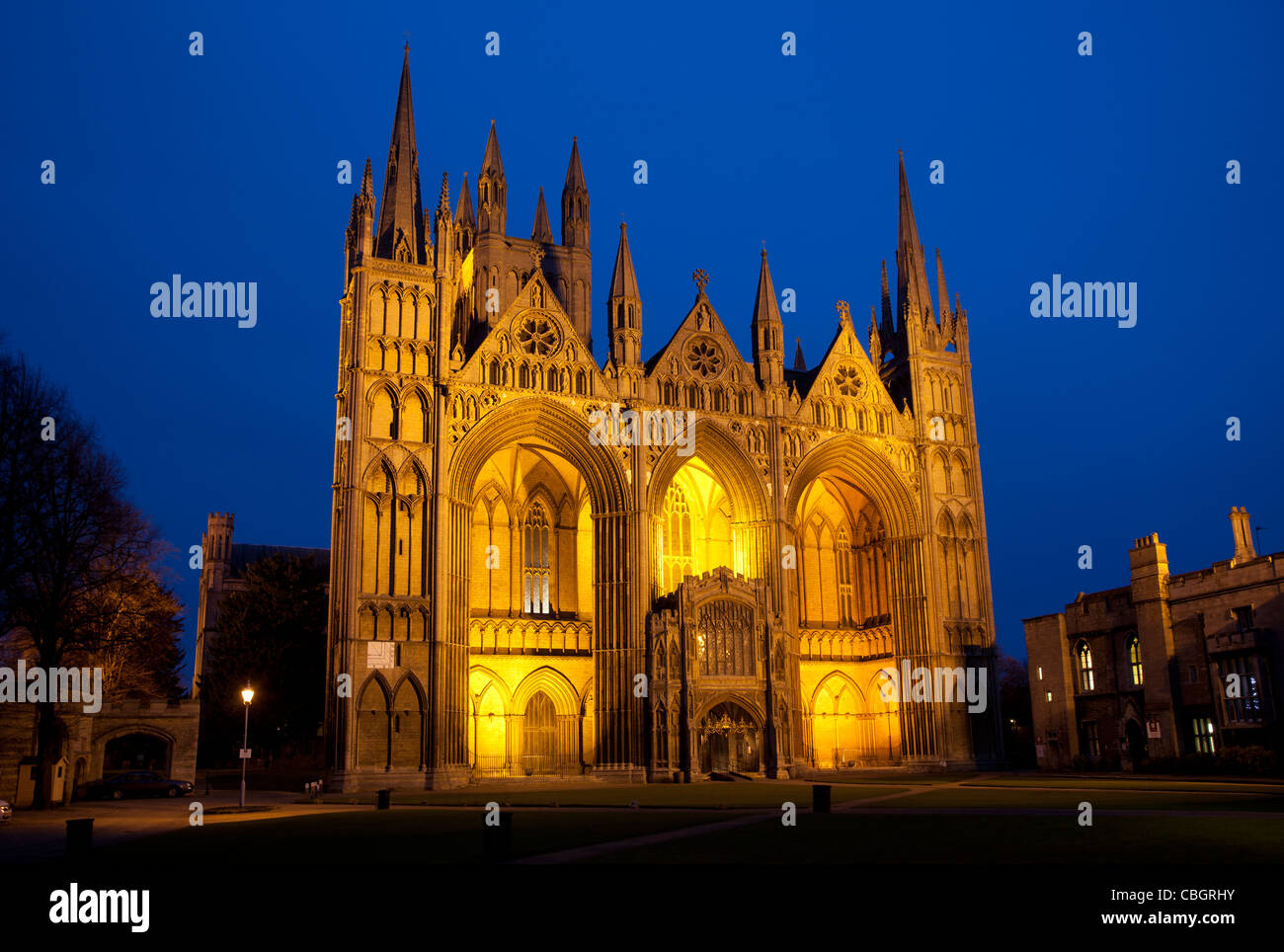 Peterborough Cathedral sotto i proiettori al crepuscolo, Inghilterra, Regno Unito. Foto Stock