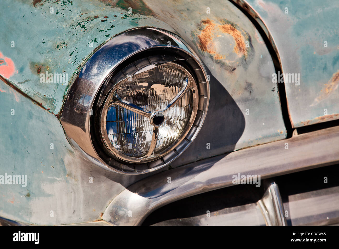 Proiettore su auto abbandonate in Seligman sul percorso 66 Foto Stock