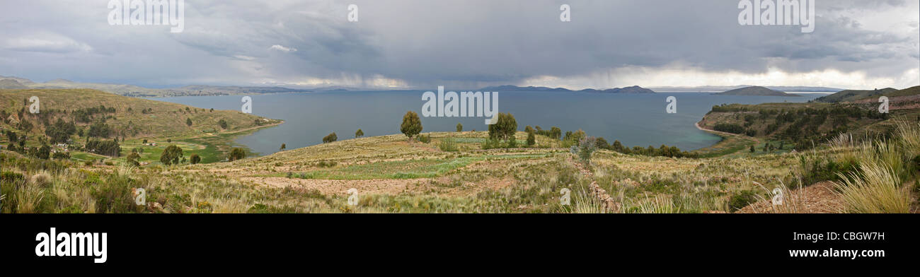 Vista panoramica sul lago Titicaca, commercialmente più alto lago navigabile del mondo, visto dalla Bolivia Foto Stock