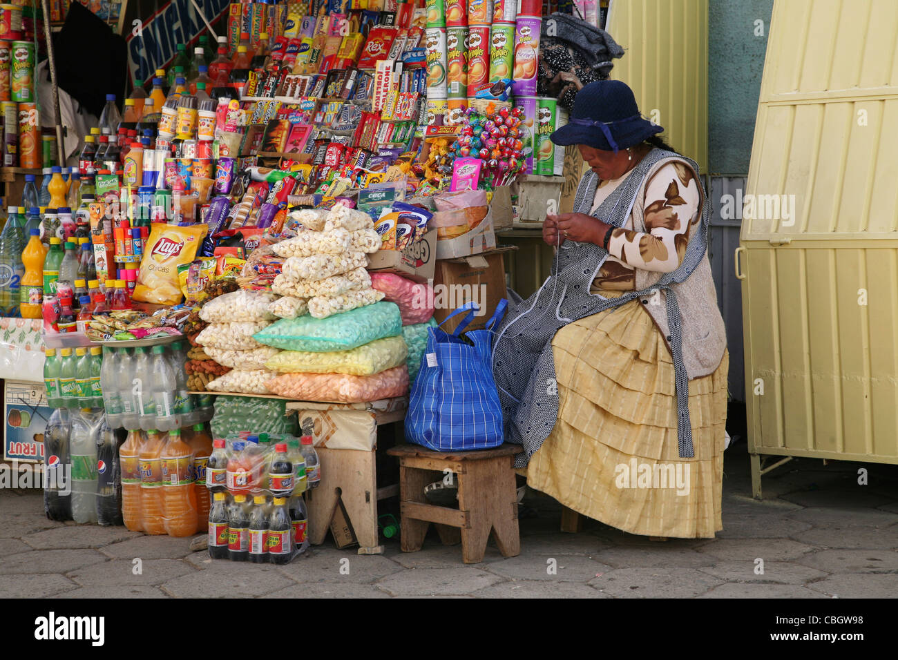 Nativo di donna boliviana maglia al negozio di alimentari in Tiquina, Bolivia Foto Stock