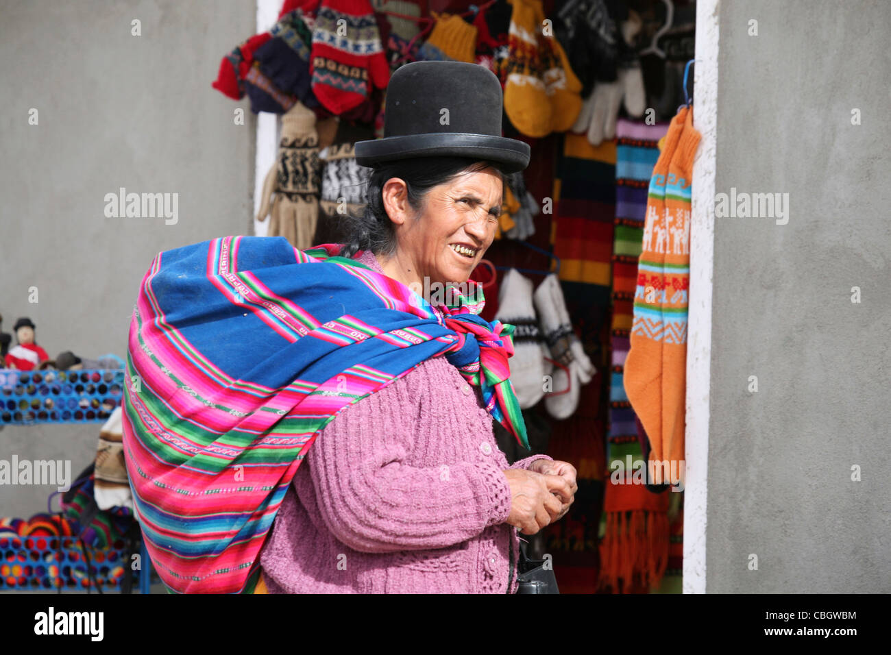 Nativo di donna boliviana indossando vestiti tradizionali e Bowler cappello in Colchani, Altiplano, Bolivia Foto Stock