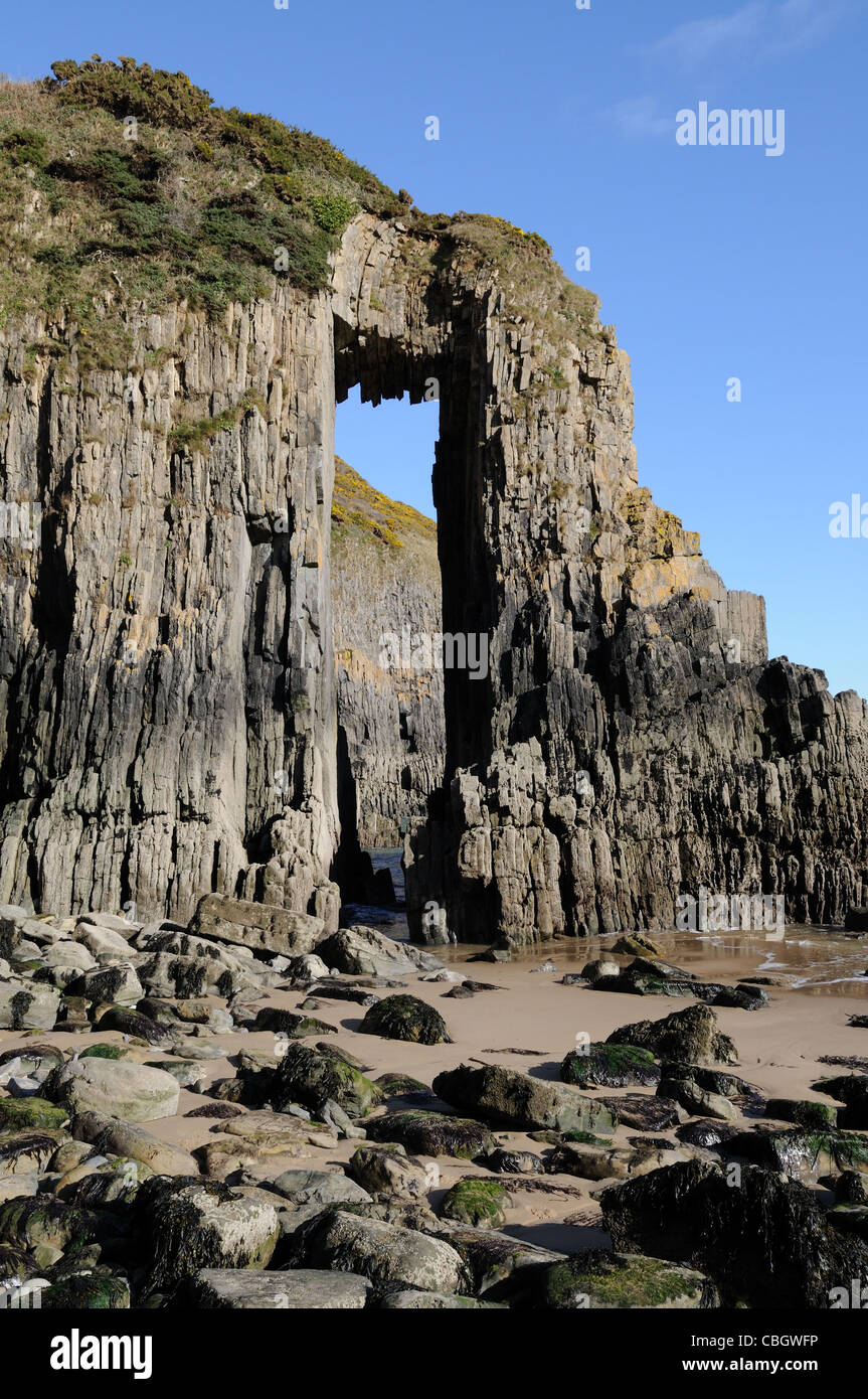 Le porte delle chiese arco calcareo rock formazione Skrinkle Oasi Beach Manorbier Pembrokeshire Coast National Park Galles Cymru REGNO UNITO GB Foto Stock