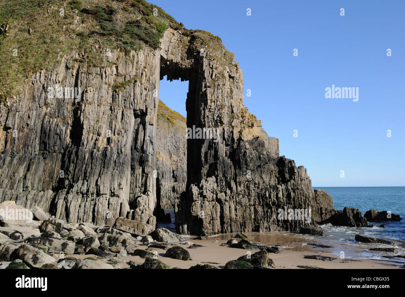 Le porte delle chiese arco calcareo rock formazione Skrinkle Oasi Beach Manorbier Pembrokeshire Coast National Park Galles Cymru REGNO UNITO GB Foto Stock