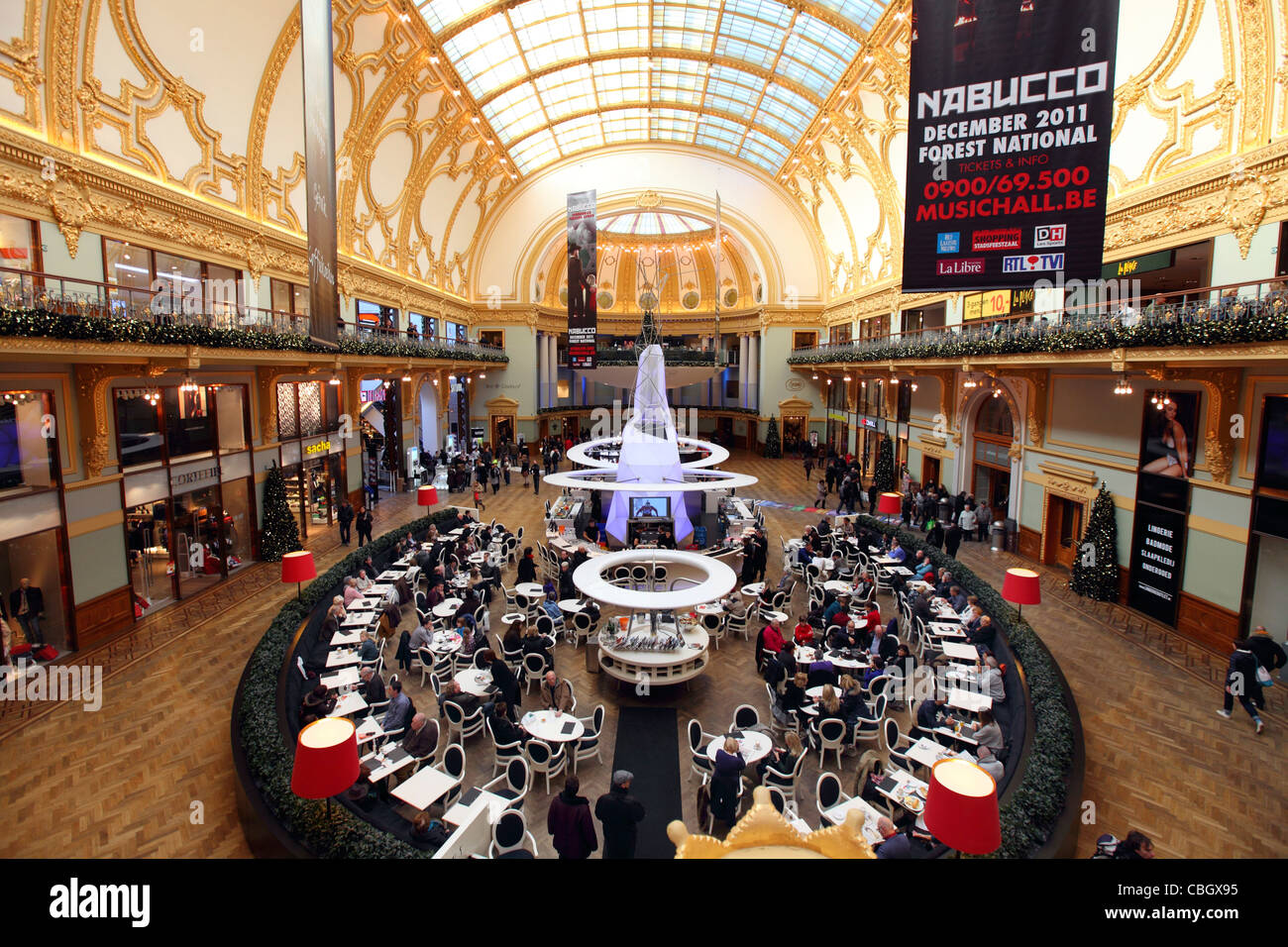 Stadtfestsaal , una storica sala da ballo, dal 1908, oggi un centro shopping nella città di Anversa, Belgio, Europa. Foto Stock