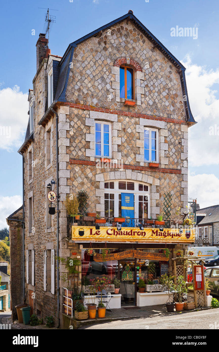 Insolito vecchio ristorante francese, nella piccola cittadina di Moncontour, Bretagna Francia Foto Stock