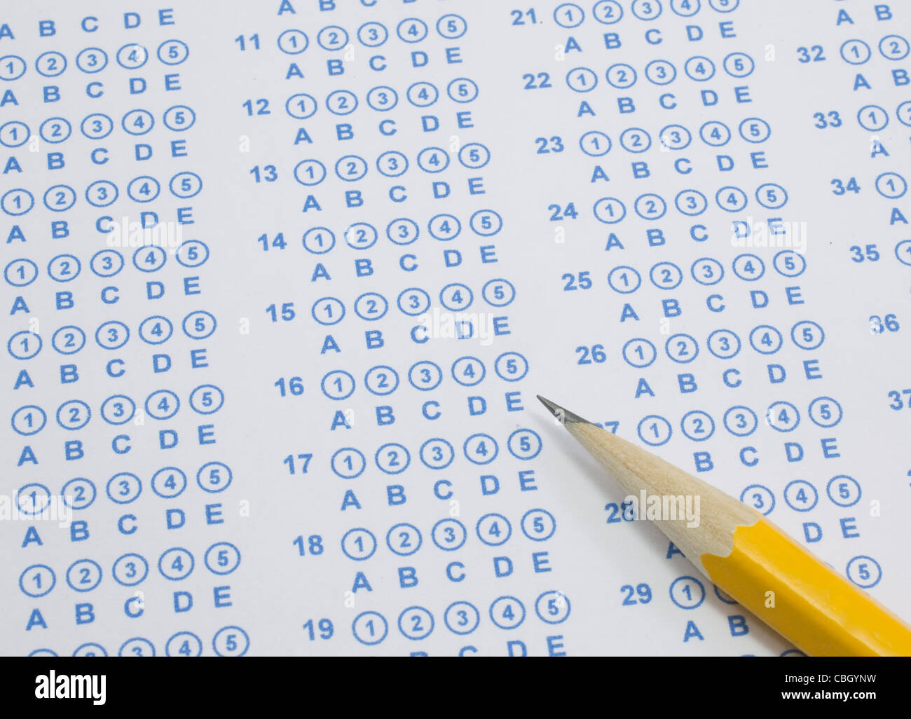 Un blu bolla scantron foglio di prova pronto per essere riempito con un affilato numero due matita gialla. Foto Stock
