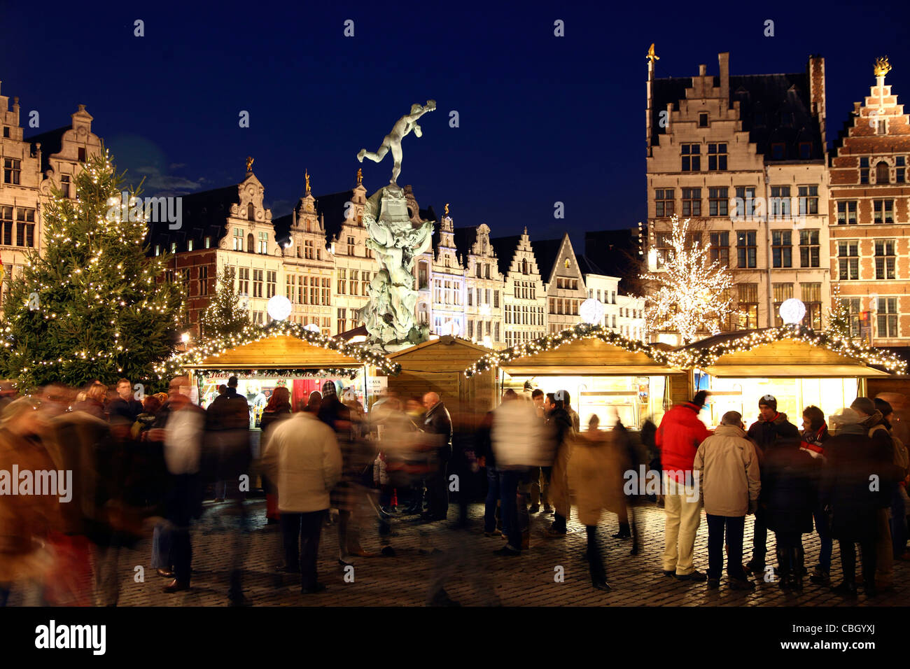 Mercatino di Natale nel centro storico, sul Grote Markt square di Anversa,  Fiandre, Belgio, Europa Foto stock - Alamy