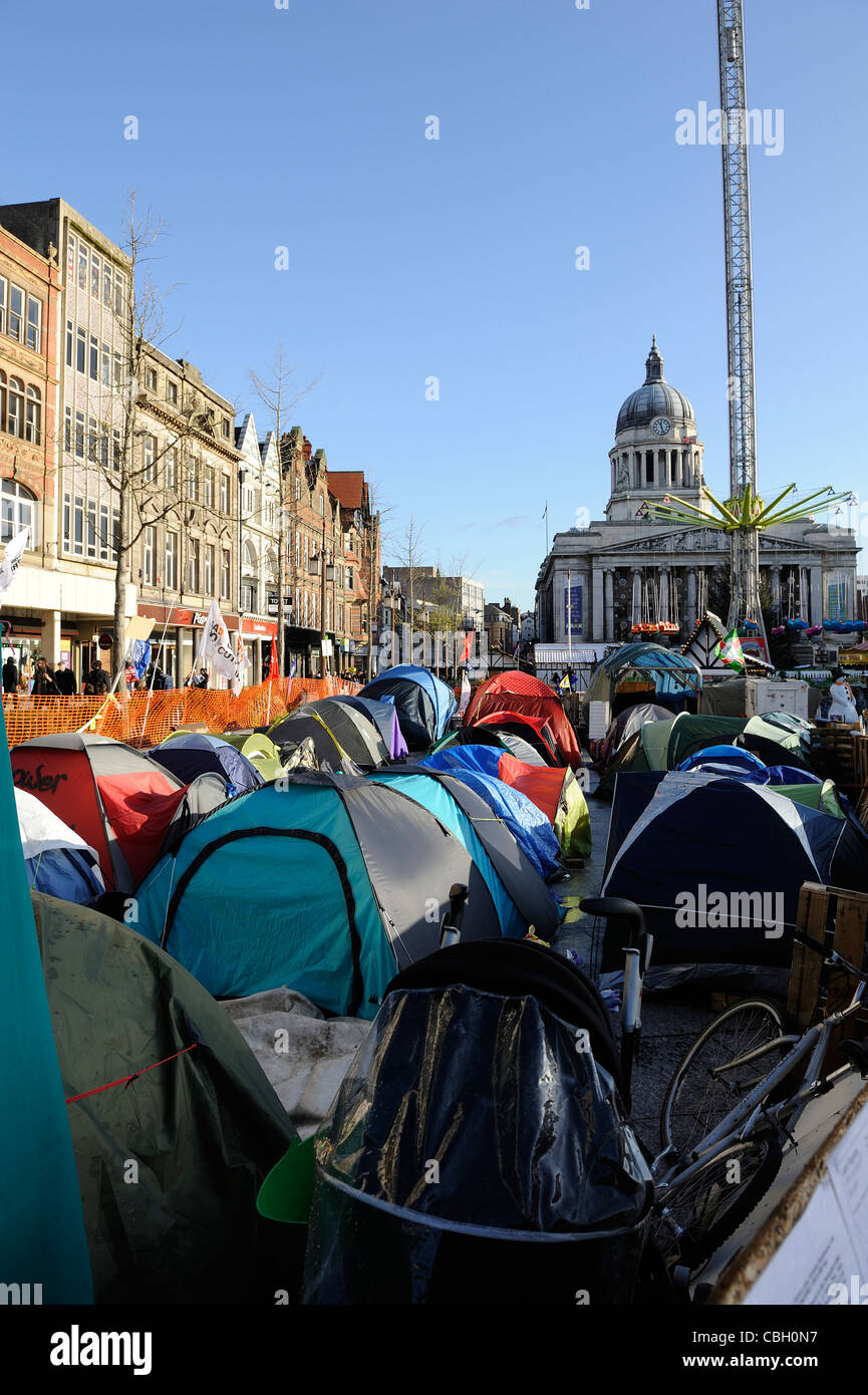 Anti-capitalista manifestanti tende vecchia piazza del mercato di Nottingham REGNO UNITO Inghilterra Foto Stock