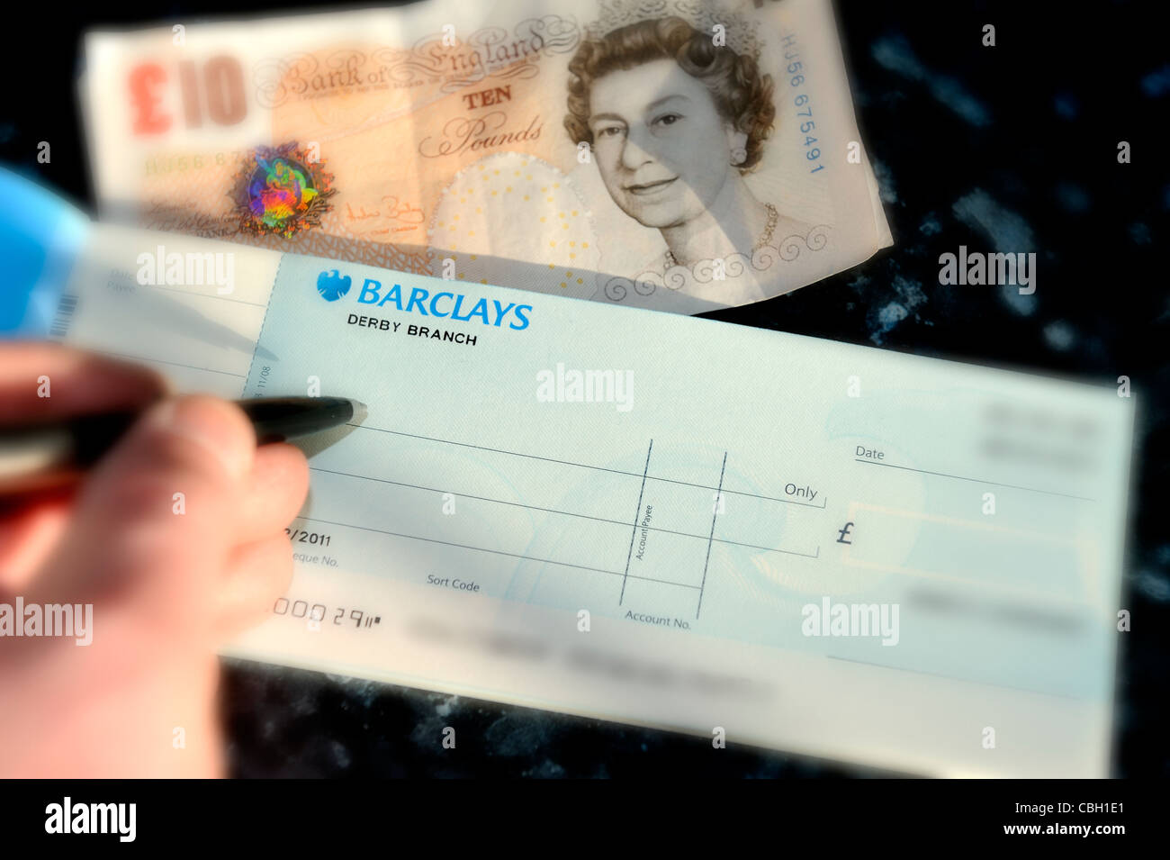 Barclays verificare libro mano, penna e inglese valuta in contanti uk dettagli account digitalmente sfocata Foto Stock