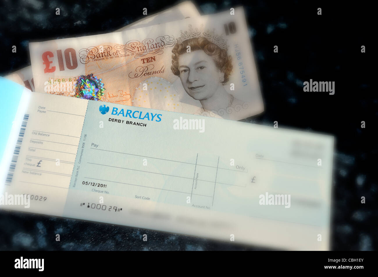 Barclays check book e inglese valuta in contanti uk dettagli account digitalmente sfocata Foto Stock